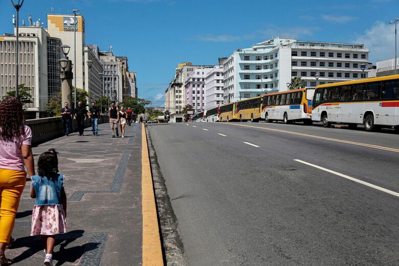 Ônibus foram estacionados em vários pontos da área central do Recife (Foto: Alexandre Aroeira/Folha de Pernambuco)