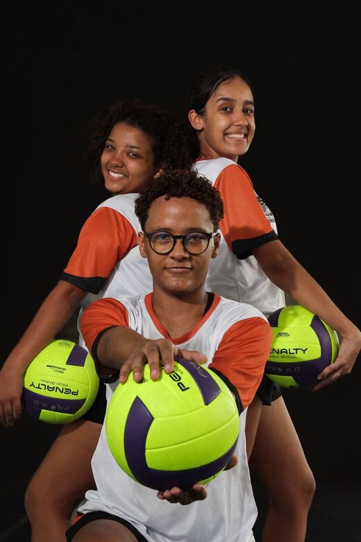 Atividades no projeto de vôlei para surdos, no Compaz Ariano Suassuna. Foto: Clarice Melo/ Folha de Pernambuco.