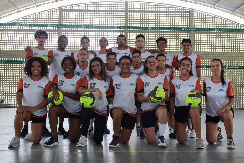 Atividades no projeto de vôlei para surdos, no Compaz Ariano Suassuna. Foto: Clarice Melo/ Folha de Pernambuco.