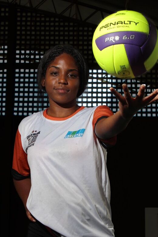 Atividades no projeto de vôlei para surdos, no Compaz Ariano Suassuna. Foto: Clarice Melo/ Folha de Pernambuco.