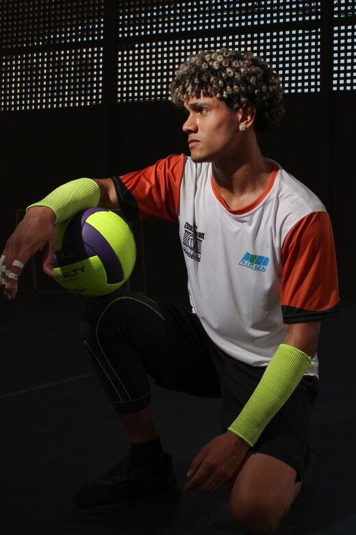 Atividades no projeto de vôlei para surdos, no Compaz Ariano Suassuna. Foto: Clarice Melo/ Folha de Pernambuco.