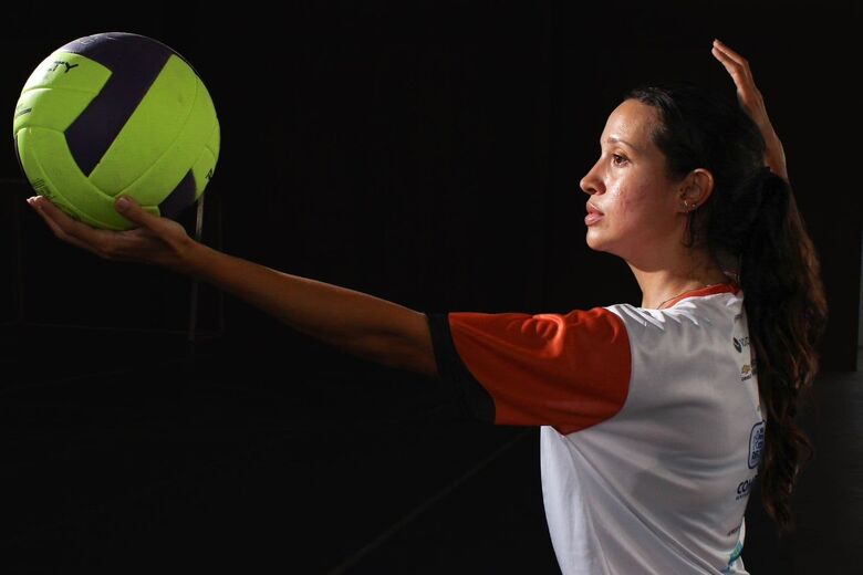 Atividades no projeto de vôlei para surdos, no Compaz Ariano Suassuna. Foto: Clarice Melo/ Folha de Pernambuco.