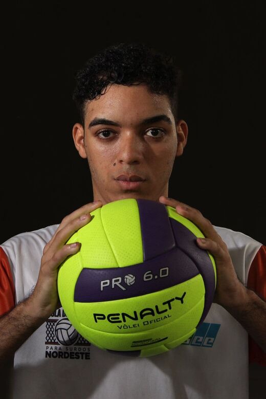 Atividades no projeto de vôlei para surdos, no Compaz Ariano Suassuna. Foto: Clarice Melo/ Folha de Pernambuco.