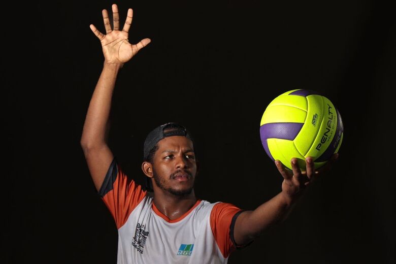 Atividades no projeto de vôlei para surdos, no Compaz Ariano Suassuna. Foto: Clarice Melo/ Folha de Pernambuco.