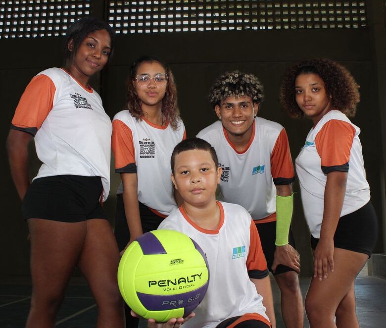 Atividades no projeto de vôlei para surdos, no Compaz Ariano Suassuna. Foto: Clarice Melo/ Folha de Pernambuco.