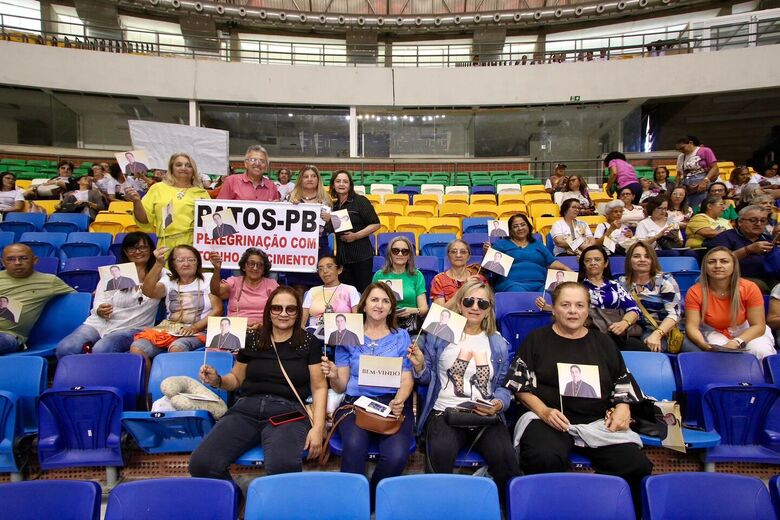 Fiéis enchem Geraldão para a posse do novo arcebispo de Olinda e Recife, dom Paulo Jackson (Foto: Ed Machado/Folha de Pernambuco)