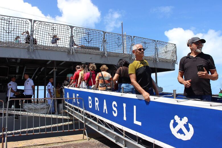 Público visita Navio Escola da Marinha do Brasil - Foto: Clarice Melo/Folha de Pernambuco
