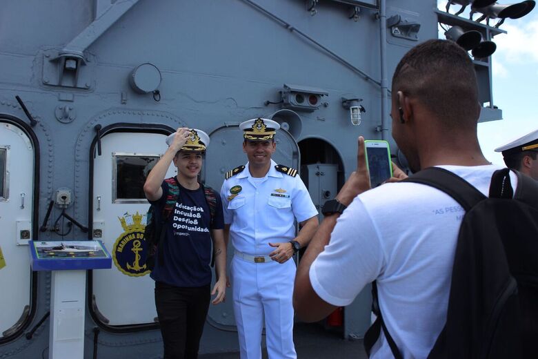 Visitantes no Navio Escola da Marinha do Brasil - Foto: Clarice Melo