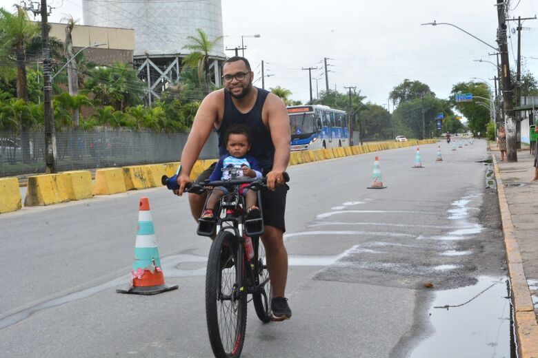 Daniel Farias, supervisor de logística, e o filho Lucas, de 1 ano - Foto: Paullo Allmeida/Folha de Pernambuco