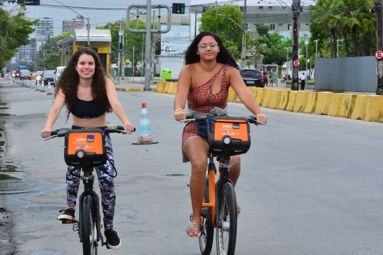 Gabriela Lima, estudante, e Ariane Joana, empreendedora - Foto: Paullo Allmeida/Folha de Pernambuco