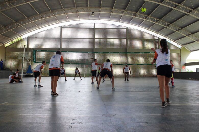 Atividades no projeto de vôlei para surdos, no Compaz Ariano Suassuna. Foto: Clarice Melo/ Folha de Pernambuco.