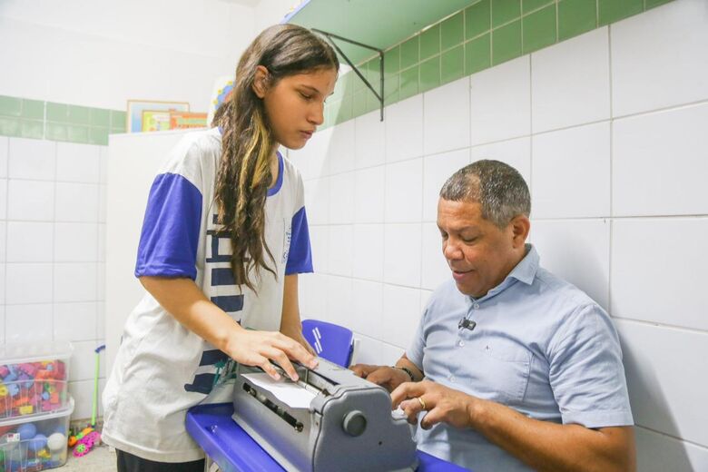 Estudantes com deficiência visual ganham sala com atendimento especializado no Cabo. Foto: Divulgação