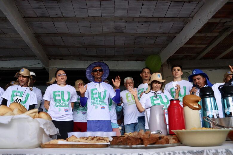 Ação socioambiental e educacional que promove a limpeza do Rio Capibaribe por pescadores. Foto: Júnior Soares / Folha de Pernambuco