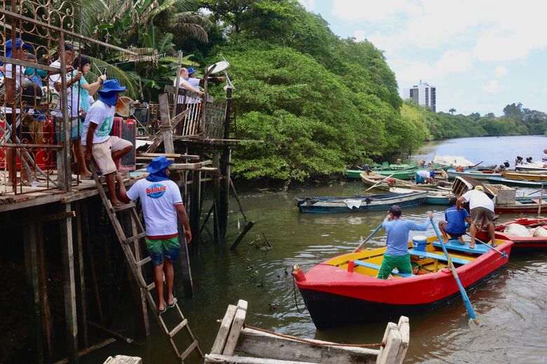 Ação socioambiental e educacional que promove a limpeza do Rio Capibaribe por pescadores. Foto: Júnior Soares / Folha de Pernambuco