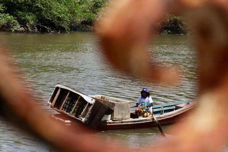 Ação socioambiental e educacional que promove a limpeza do Rio Capibaribe por pescadores. Foto: Júnior Soares / Folha de Pernambuco