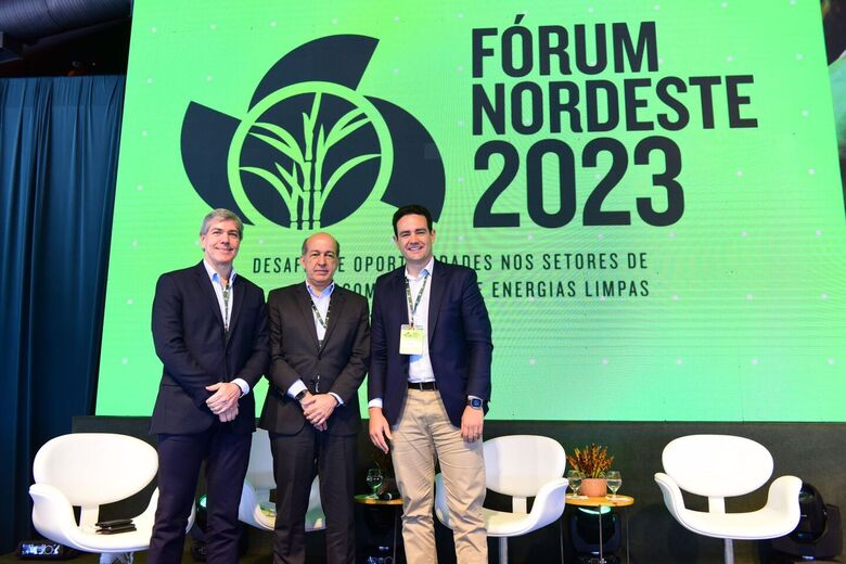 André Rocha, presidente do Sindicato da Indústria de Fabricação de Etanol do Estado de Goiás (Sifaeg), João Irineu Medeiros, vice-presidente de Assuntos Regulatórios da Stellantis para a América do Sul, e Mário Campos Filho, presidente da Bioenergia Brasil e da Associação das Indústrias Sucroenergéticas de Minas Gerais (SIAMIG)