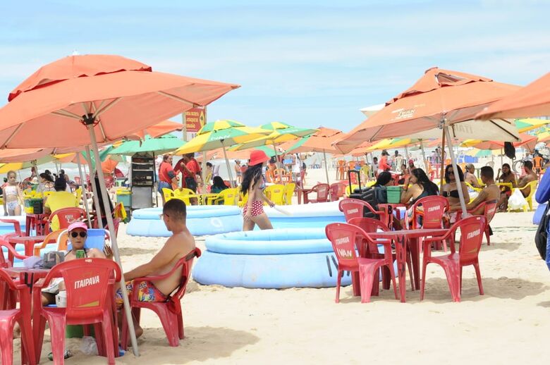Crianças curtem a Praia de Piedade, diante da Igrejinha, em piscinas plásticas na areia - Foto: Ricardo Fernandes/Folha de Pernambuco