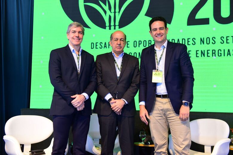 André Rocha, presidente do Sindicato da Indústria de Fabricação de Etanol do Estado de Goiás (Sifaeg), João Irineu Medeiros, vice-presidente de Assuntos Regulatórios da Stellantis para a América do Sul, e Mário Campos Filho, presidente da Bioenergia Brasil e da Associação das Indústrias Sucroenergéticas de Minas Gerais (SIAMIG)