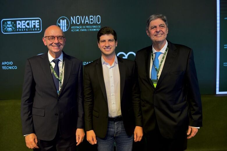 O prefeito João Campos ladeado por Plínio Nastari e o presidente do Sindaçúcar-PE, Renato Cunha