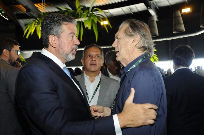 O presidente da Câmara dos Deputados, Arthur Lira, cumprimentando o deputado federal Luciano Bivar, no Fórum do Nordeste 2023. | Foto: Paullo Almeida / Folha de Pernambuco 