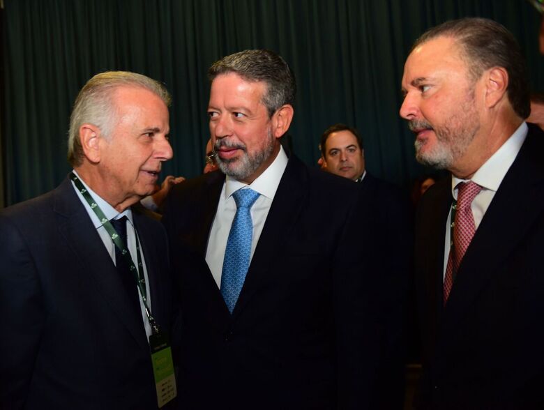 O presidente da Câmara dos Deputados, Arthur Lira, ao lado do presidente do Grupo EQM, Eduardo de Queiroz Monteiro e do Ministro de Defesa, José Múcio Monteiro | Foto: Paullo Almeida / Folha de Pernambuco 
