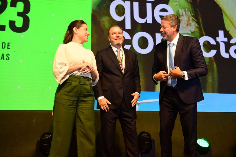 O presidente do Grupo EQM, Eduardo Queiroz de Monteiro, ao lado da governadora de Pernambuco, Raquel Lyra, e do presidente da Câmara dos Deputados, Arthur Lira. | Foto: Paullo Almeida / Folha de Pernambuco 