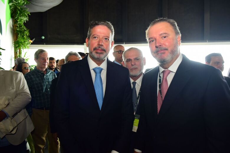 O presidente da Câmara dos Deputados, Arthur Lira, ao lado do presidente do Grupo EQM, Eduardo de Queiroz Monteiro, no Fórum Nordeste 2023.| Foto: Paullo Almeida / Folha de Pernambuco 