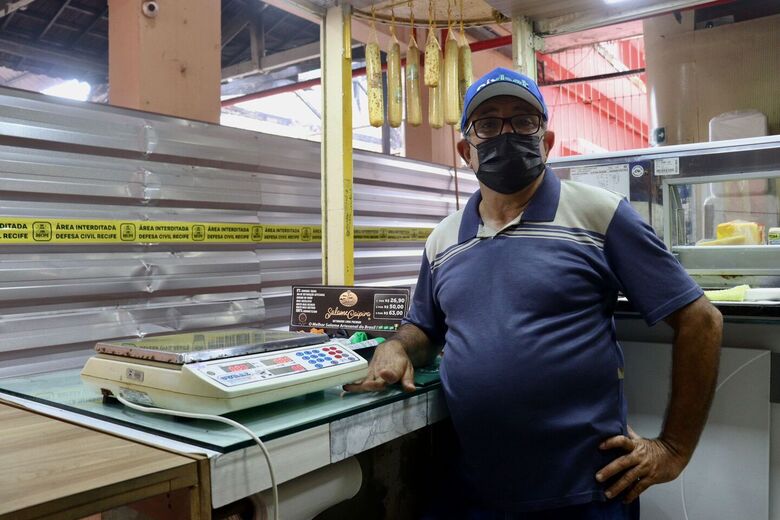Retorno das atividades do Mercado da Encruzilhada após incêndio. Na foto, Gutemberg Alencar, comerciante do local. Foto: Júnior Soares / Folha de Pernambuco