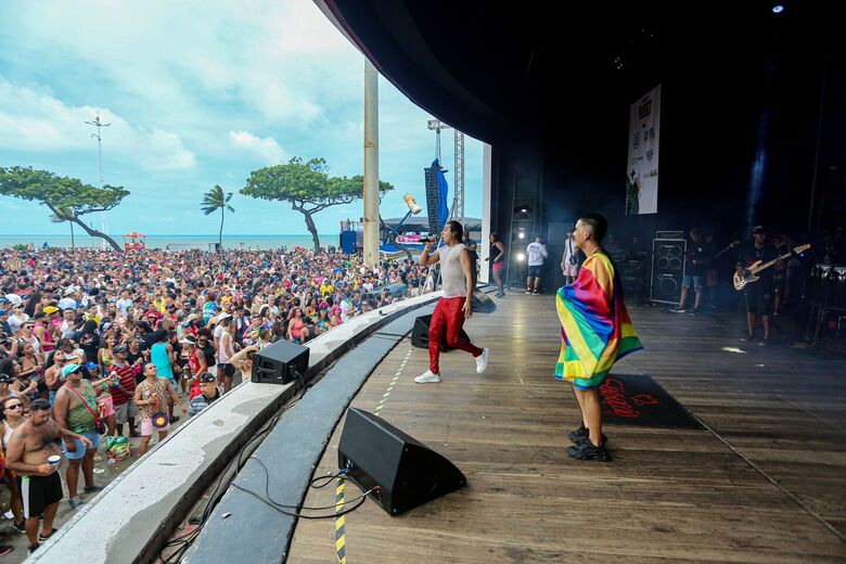 Parada contou com apresentações culturais (Foto: Alexandre Aroeira/Folha de Pernambuco)