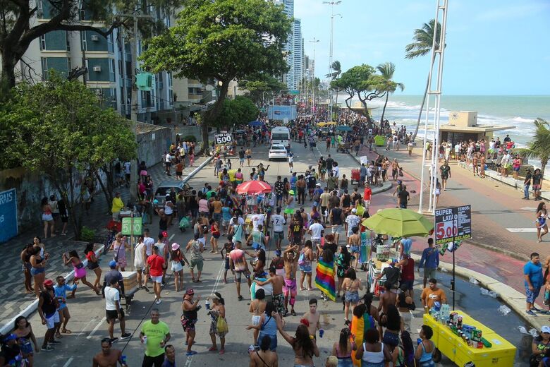 Público acompanhou a saída dos trios (Foto: Alexandre Aroeira/Folha de Pernambuco)