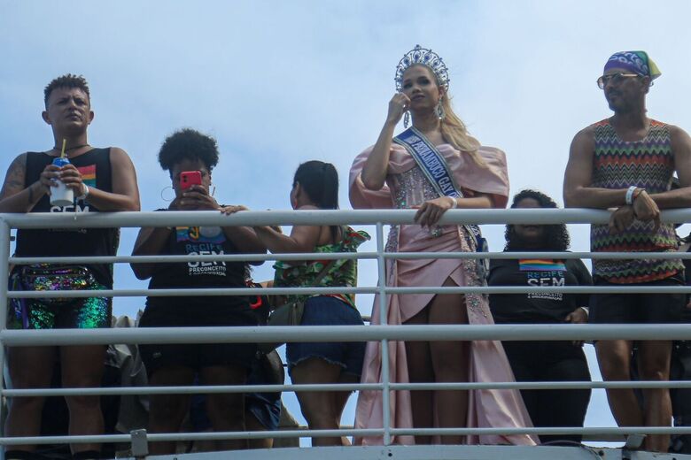 Trios desfilaram na orla de Boa Viagem (Foto: Alexandre Aroeira/Folha de Pernambuco)