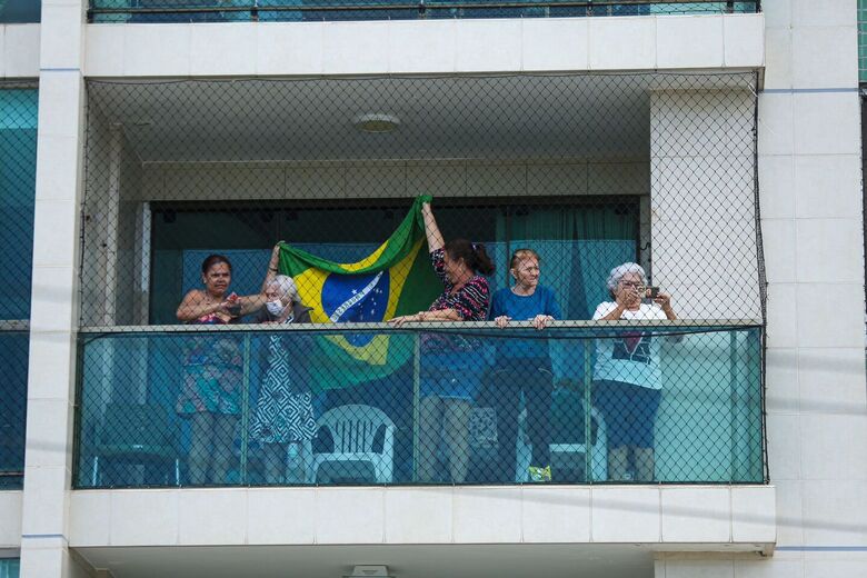 Prédio na Av. Boa Viagem (Foto: Alexandre Aroeira/Folha de Pernambuco)