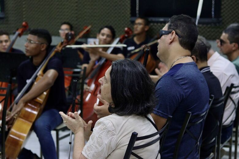 Concerto da Orquestra Criança Cidadã para alunos cegos do Instituto de Cegos Antonio Pessôa de Queiroz em alusão ao Dia Nacional de Luta da Pessoa com Deficiência. Fotografia: Júnior Soares / Folha de Pernambuco