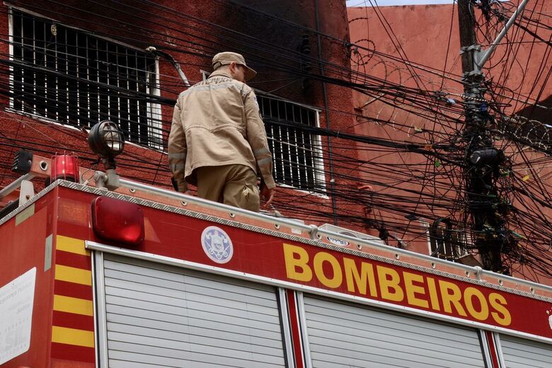 Após alerta da Defesa Civil, Equipe do Corpo de Bombeiros realiza escaldo nas estruturas da Loja ZapZap. Fotografia: Júnior Soares / Folha de Pernambuco