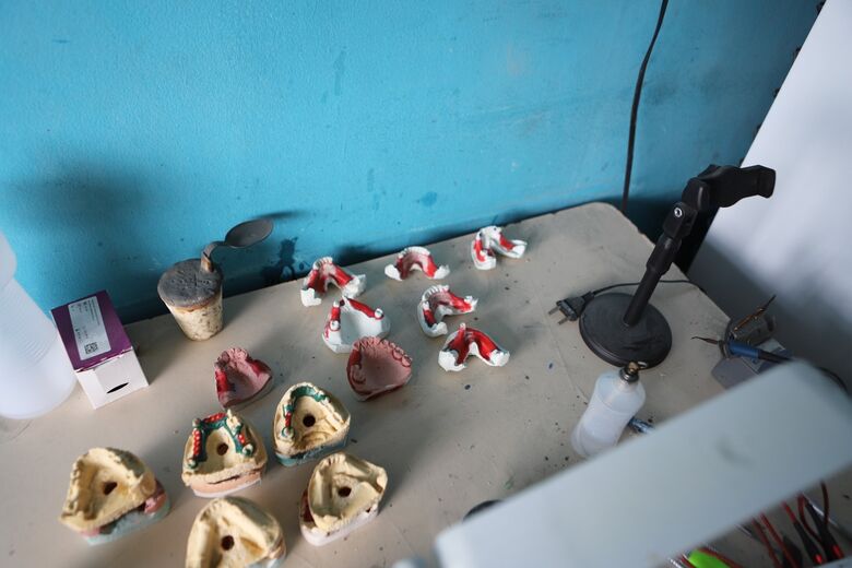25 estabelecimentos são interditados e mais de 200 moldes de próteses dentária são apreendidos. - Foto: Divulgação/Polícia Civil de Pernambuco