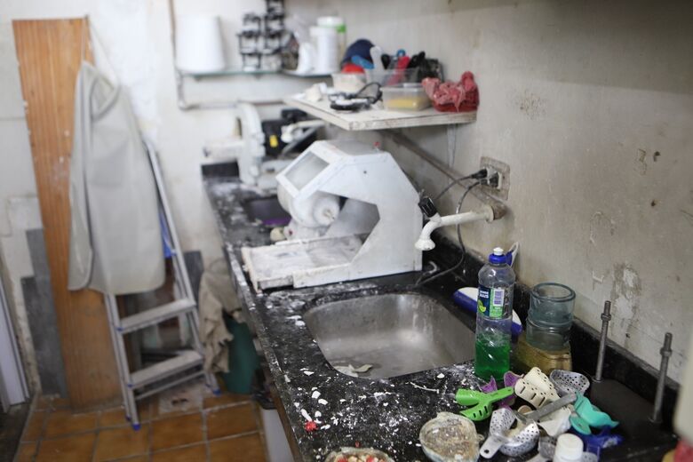 25 estabelecimentos são interditados e mais de 200 moldes de próteses dentária são apreendidos. - Foto: Divulgação/Polícia Civil de Pernambuco