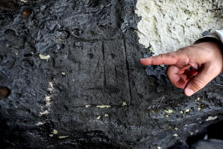 Antigas gravuras rupestres que reapareceram na região do Sítio Arqueológico das Lajes . Foto: Michael Dantas/AFP