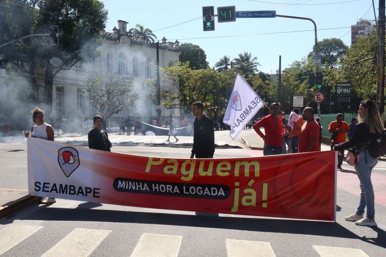 Protesto de entregadores por aplicativo fecha trânsito no Centro do Recife (Foto: Júnior Soares / Folha de Pernambuco)