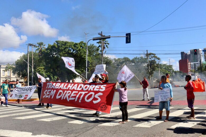Protesto de entregadores por aplicativo fecha trânsito no Centro do Recife (Foto: Júnior Soares / Folha de Pernambuco)