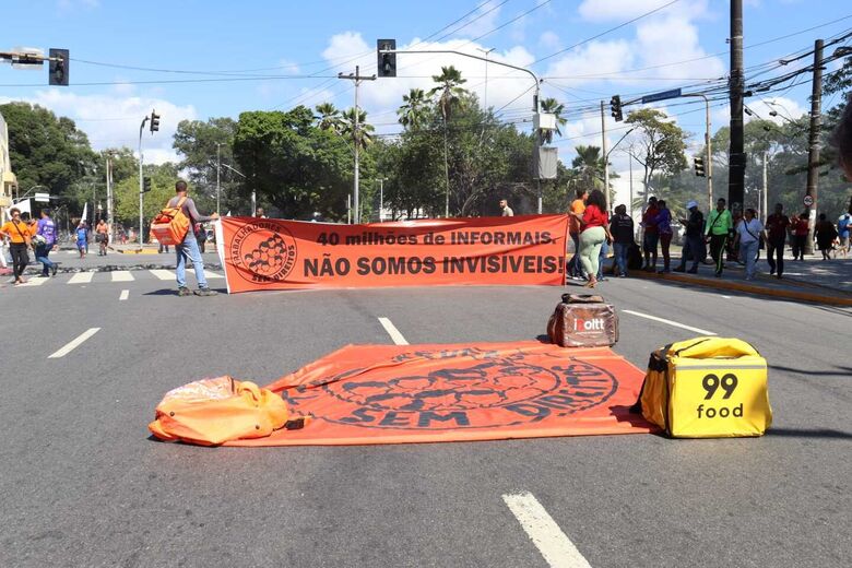 Protesto de entregadores por aplicativo fecha trânsito no Centro do Recife (Foto: Walli Fontenele / Folha de Pernambuco)