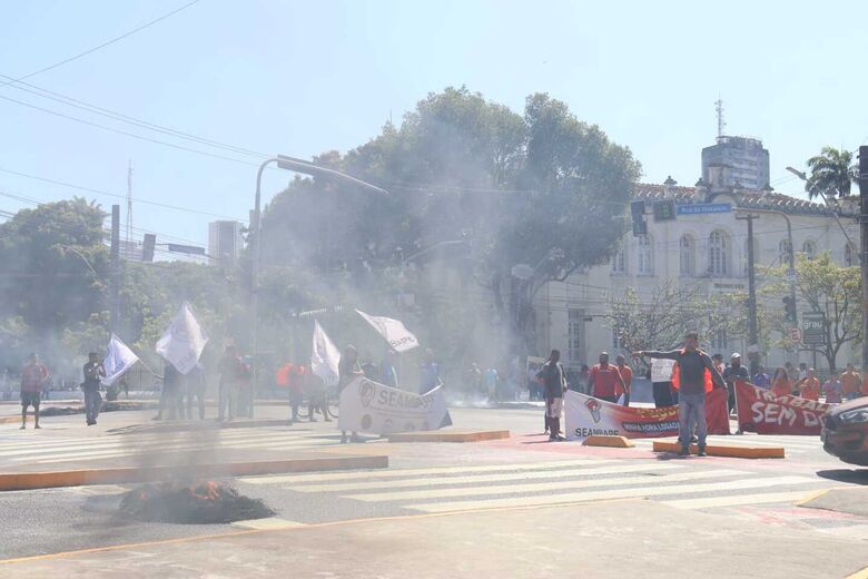 Protesto de entregadores por aplicativo fecha trânsito no Centro do Recife (Foto: Walli Fontenele / Folha de Pernambuco)