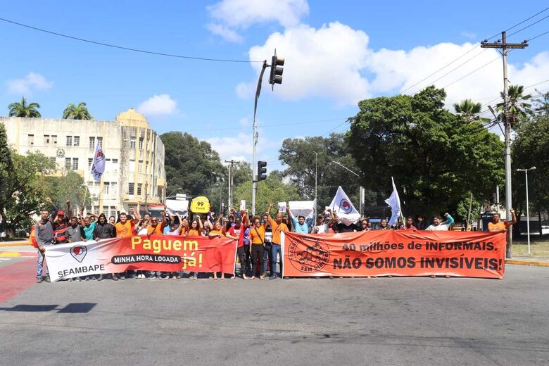 Protesto de entregadores por aplicativo fecha trânsito no Centro do Recife (Foto: Júnior Soares / Folha de Pernambuco)