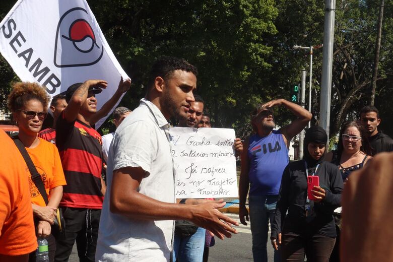Protesto de entregadores por aplicativo fecha trânsito no Centro do Recife (Foto: Júnior Soares / Folha de Pernambuco)