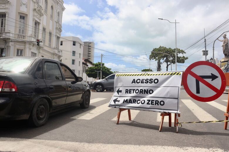 Movimentação do trânsito no primeiro dia de alterações nos sentidos das vias que estão afetadas pela interdição da Ponte Giratória. Fotografia: Júnior Soares / Folha de Pernambuco