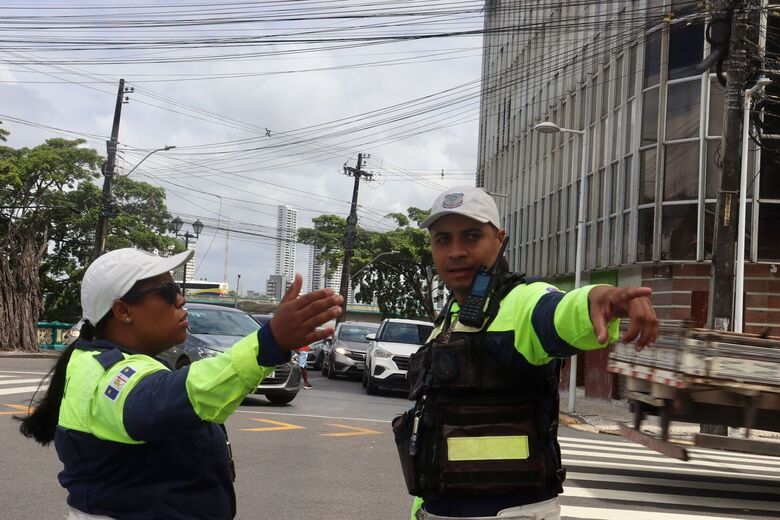 Movimentação do trânsito no primeiro dia de alterações nos sentidos das vias que estão afetadas pela interdição da Ponte Giratória. Fotografia: Júnior Soares / Folha de Pernambuco
