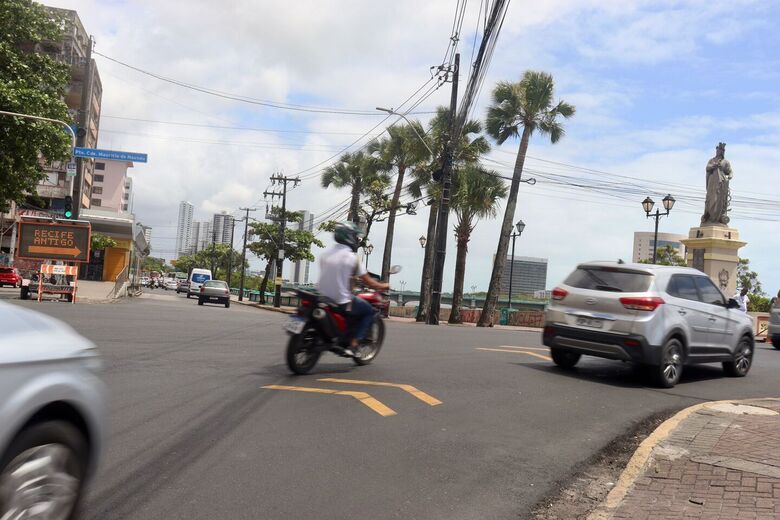 Movimentação do trânsito no primeiro dia de alterações nos sentidos das vias que estão afetadas pela interdição da Ponte Giratória. Fotografia: Júnior Soares / Folha de Pernambuco