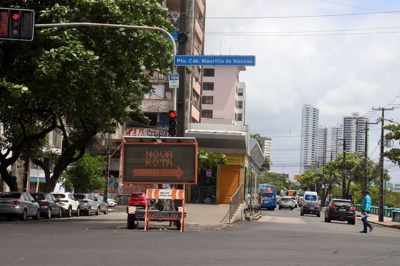 Movimentação do trânsito no primeiro dia de alterações nos sentidos das vias que estão afetadas pela interdição da Ponte Giratória. Fotografia: Júnior Soares / Folha de Pernambuco