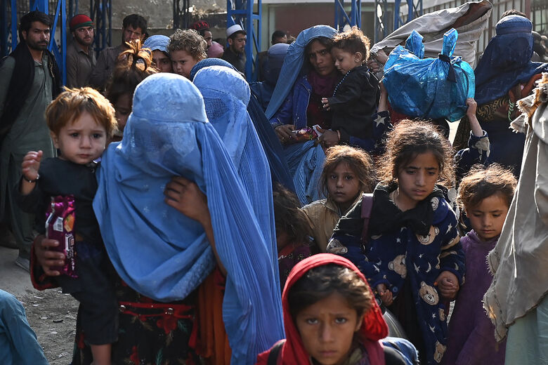 Famílias afegãs deixam o Paquistão e chegam à fronteira com o Afeganistão - Wakil Kohsar/AFP