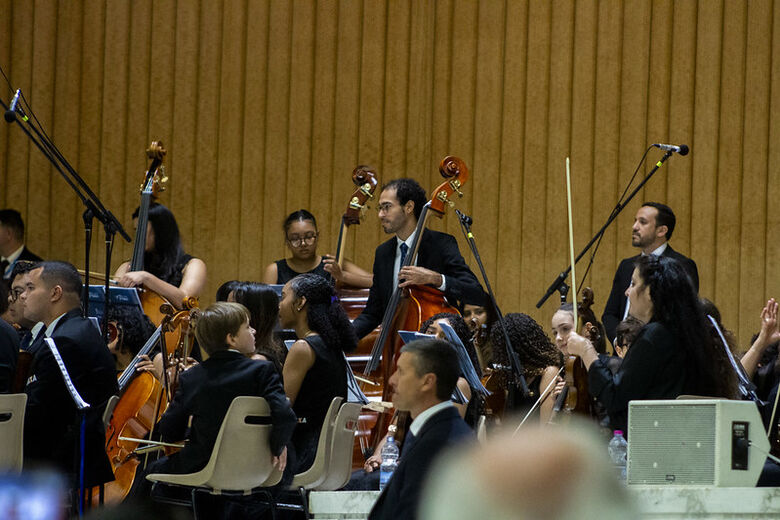 Apresentação da Orquestra Criança Cidadã no Vaticano, diante do Papa Francisco. Foto: Carlos Eduardo/OCC