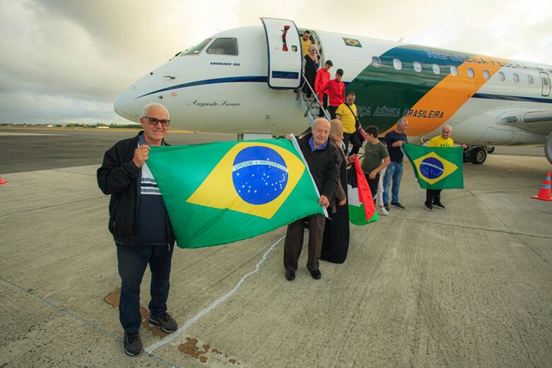Grupo de seis repatriados vindos da Cisjordânia desembarca no Recife em voo  do Governo Federal - Folha PE